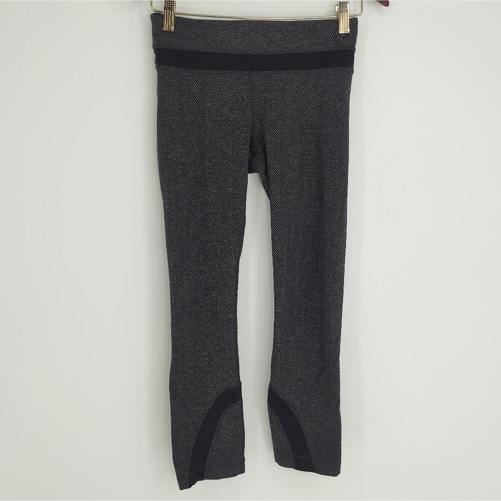 Lululemon Black/Grey Chevron Cropped Leggings Back Pocket Athletic Size 4